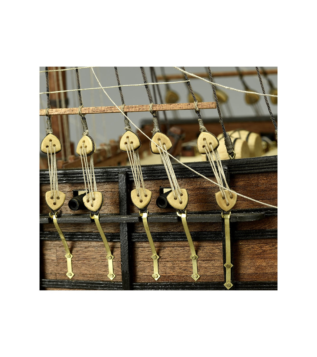 Triangular Deadeye in Boxwood Dia. 7 mm (8 Units) for Ship Modeling